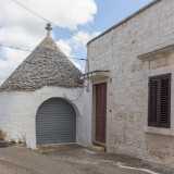 Ci imbattiamo nell'ex bottega del paese, ovviamente incastonata in un trullo. �L� un tempo compravamo fiammiferi e carbone per cucinare - sottolinea la nostrA guida -. Oggi, se manca qualcosa, cerchiamo di recuperarla dai vicini col baratto, proprio come facevano i nostri avi�
